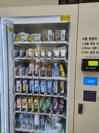 컵라면과 캔 음료를 함께 판매하는 복합 자판기 운영 사례